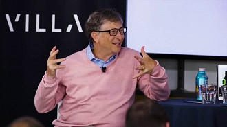 Bill Gates dá entrevista em um evento da Village Global.