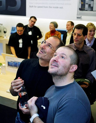 Steve Jobs e Jonathan Ive.