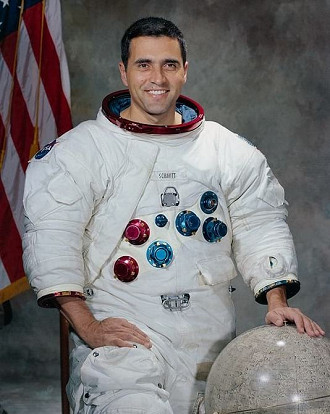 Harrison Schmitt, um dos astronautas a participar da missão Apollo 17 e que relatou ter tido crise alérgica em contato ao pó lunar.