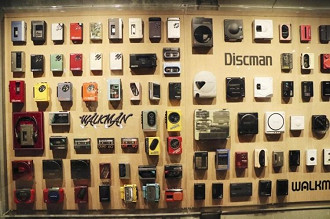 Walkman Wall - Foto por/Photo by: KYODO