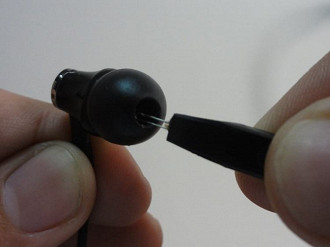 Utilizando a ferramenta para tirar sujeiras dentro da eartip