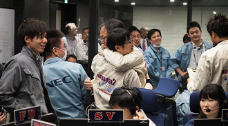 equipe do JAXA comemorando o pouso com sucesso