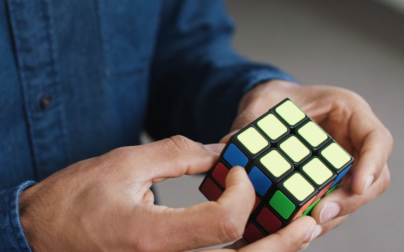 Inteligência artificial aprende sozinho a resolver cubo mágico