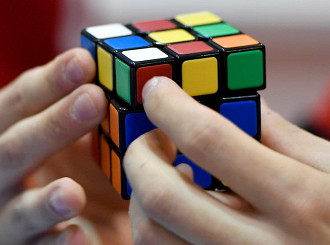 O ser humano que conseguiu resolver o cubo mágico mais rapidamente precisou de 30 movimentos.