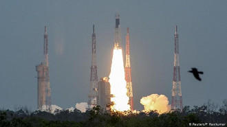 Decolagem do foguete GSLV Mark 3, levando a sonda Chandrayaan-2