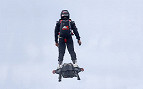 Inventor francês Franky Zapata vai tentar atravessar o Canal da Mancha em um flyboard