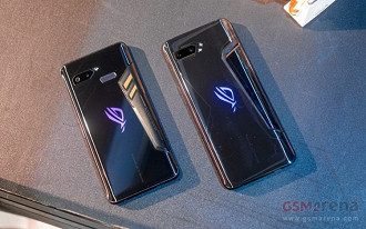 Smartphone Asus ROG Phone 2 a direita e Smartphone Asus ROG Phone a esquerda