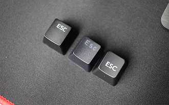 Keycaps da esquerda pra direita: Alloy Elite, Phantom Elite e G413