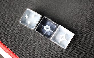 Keycaps da esquerda pra direita: G413, Phantom Elite, Alloy Elite