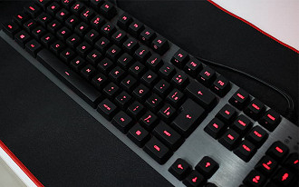 A iluminação é aparente mesmo com luzes fortes diretamente sobre as keycaps