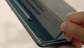 A nova case com teclado, não traz somente o touchpad como novidade, ela protege ainda a parte de traz do dispositivo além de proteger também a S-Pen