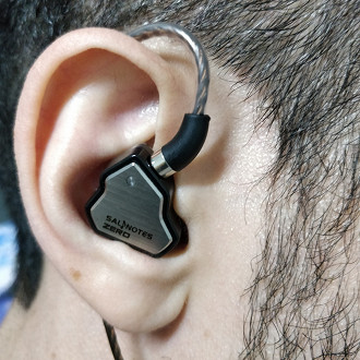 Fone de ouvido in-ear 7Hz Salnotes Zero que possui um formato mais anatômico e entrega um bom conforto. Fonte: Vitor Valeri