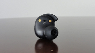 Fone de ouvido in-ear sem fio Bluetooth TWS Sennheiser Sport True Wireless com ear fins (ear hooks). Fonte: Vitor Valeri