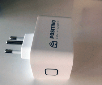 É preciso apertar e segurar o botão lateral para que o Smart Plug seja conectado à rede Wi-Fi.