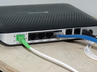 Modem com fibra óptica conectada (cabo branco com conector verde).