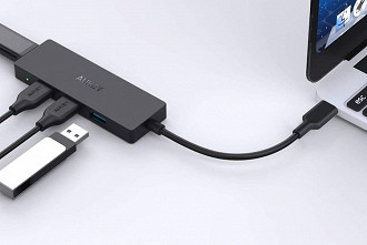 Hub USB conectado em notebook. Fonte: Aukey