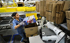 Amazon agora doará mercadorias de armazém não vendidas em vez de destruí-las Amazon agora doará mercadorias de armazém não vendidas em vez de destruí-las