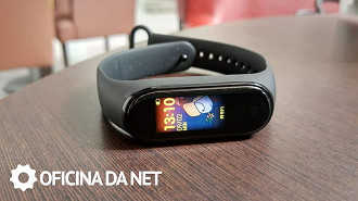 Mi Band 4 em cima de uma mesa