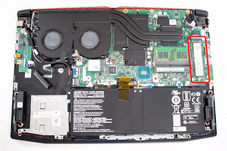 As tampas de acesso fácil presentes no Acer Predator Helios 300 contemplam apenas o HDD e a memória, para incluir um SSD M2 ao conjunto, deve-se remover completamente a parte de baixo do notebook