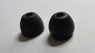 Eartip de espuma lavável da Sony (esquerda) e eartip da Final Audio de silicone a direita. Fonte: Vitor Valeri