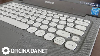 Detalhe do teclado: a textura de tecido e o leitor de digitais