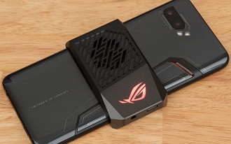 Asus ROG Phone II com cooler acoplado - rog.asus Asus ROG Phone II com cooler acoplado - rog.asus