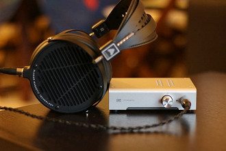 Headphone Audeze LCD-2C e amplificador  Schiit Audio Magni 3 . Fonte: themasterswitch