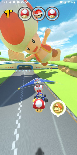 Cena do jogo Mario Kart Tour com Toad sobrevoando a pista