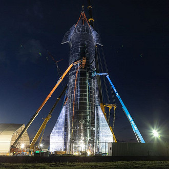 Toques de última hora são feitos no protótipo da Nave Estelar, próximo ao pôr do sol, em 27 de setembro.