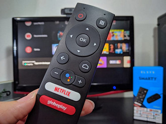 Além do controle possuir botões dedicados para o Netflix e Globoplay, é possível utilizá-lo para controlar o Smarty via voz