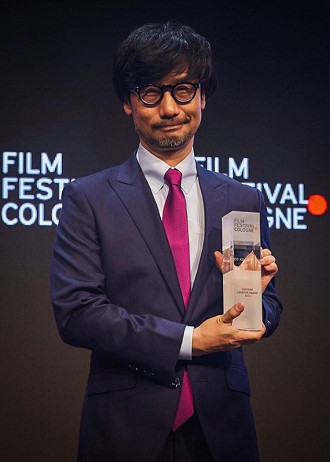 Hideo Kojima com o prêmio de 