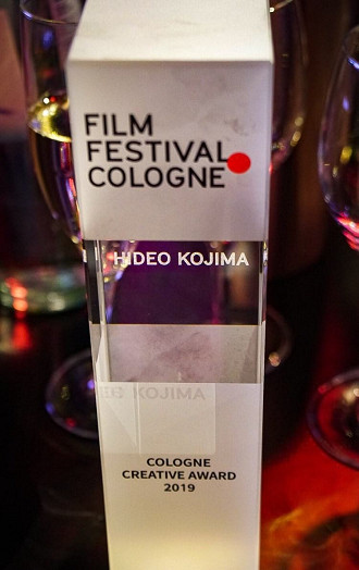 Prêmio recebido por Hideo Kojima. Fonte: Hideo Kojima (Twitter)