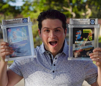 Eric Naierman exibindo dois dos jogos que comprou para sua coleção. Fonte: washingtonpost (foto de Dya Pardo) 