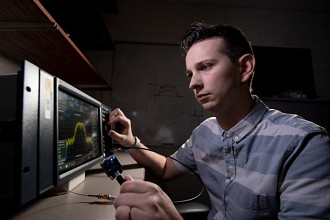 Assistente do professor Phil Lundrigan que cursa engenharia da computação na Universidade Brigham Young. Fonte: byu