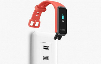 Huawei Band 4 pode ser recarregada através de sua porta USB-A Huawei Band 4 pode ser recarregada através de sua porta USB-A