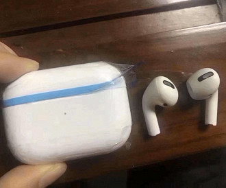 Foto das replicas dos Airpods Pro. Fonte: Ben Geskin (Twitter) Foto das replicas dos Airpods Pro. Fonte: Ben Geskin (Twitter)