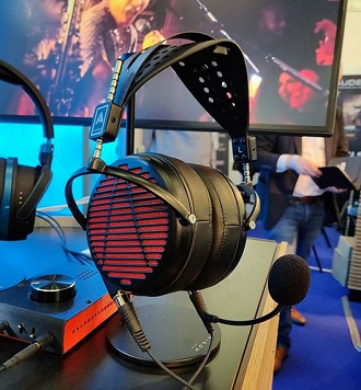 Audeze LCD-GX e Schiit Audio Hel. Fonte: headfonia_lieven (Instagram)