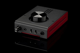 Frente do Schiit Audio Hel. Fonte: Schiit Audio Frente do Schiit Audio Hel. Fonte: Schiit Audio