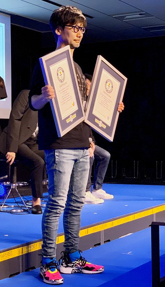 Hideo Kojima com os dois prêmios do Japanese Guinness World Records em suas mãos. Fonte: Kojima Productions (Twitter)
