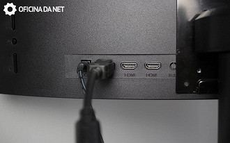 2x HDMI, 1x DisplayPort, 1x Power-in, e só