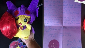 Cliente do Nubank que recebeu um Pikachu com uma capa do Sableye. Fonte: Facebook