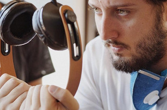 Leonardo Drummond segurando a sua criação, o headphone Kuba Disco. Fonte: Kuba