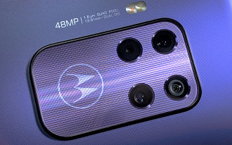 O Motorola One Zoom é muito bonito, principalmente na cor violeta, o destaque é o vidro fosco na traseira.