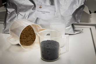 Coffe Chaff, casca verde seca do café, a esquerda, e a direita a casca sem processamento. Fonte: Ford Media Center