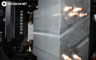 O Heatsink é de alumínio, que ajuda na dissipação