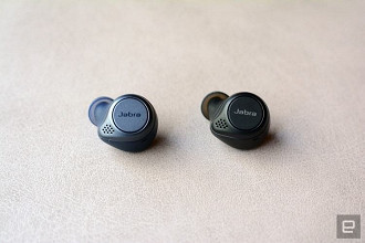 Jabra Elite Active 75t a esquerda e Jabra Elite 75t a direita. Fonte: Engadget