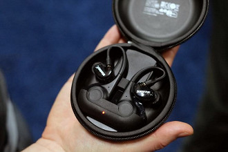 Fone in-ear true wireless Shure AONIC 215 em sua case. Fonte: Engadget