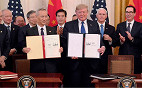 Presidente dos EUA, Donald Trump, assina acordo comercial inicial com a China