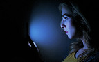Como luzes artificiais afetam a saúde do sono