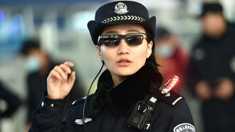 Policial chinesa com Google Glass. Fonte: hindustantimes